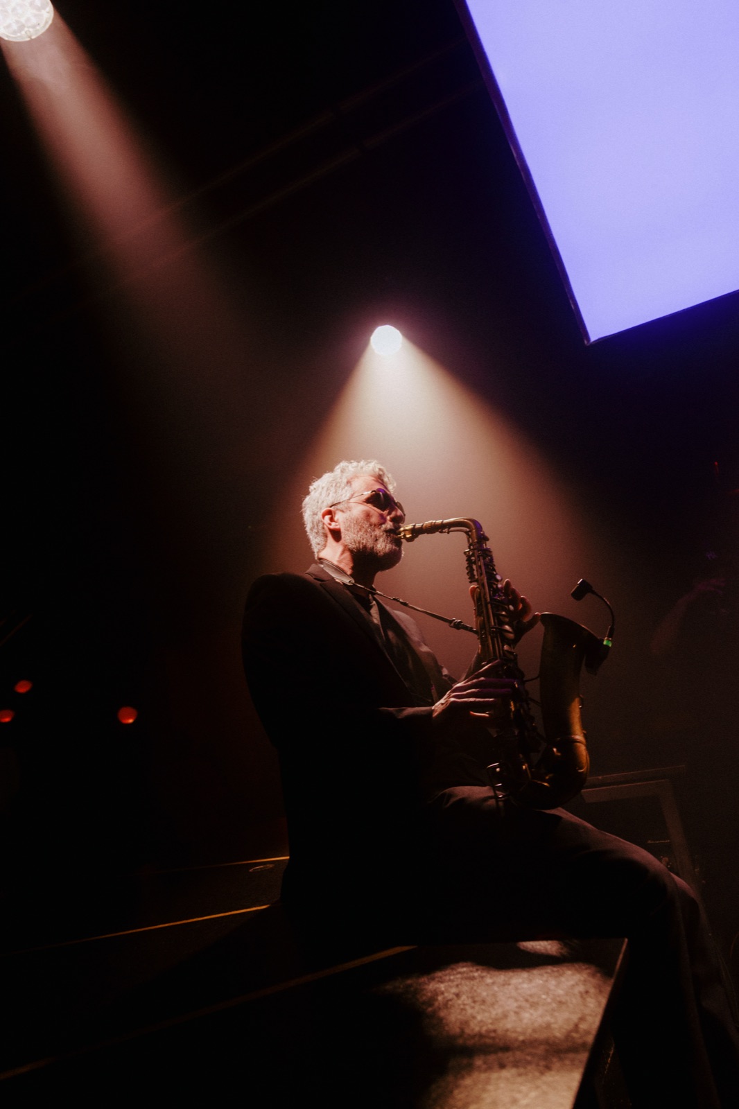 Saxo en vivo junto a la cabina